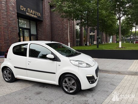 Peugeot, 107, 1000, 68, бензин, хэтчбек, робот, передний привод, среднее состояние, левый, белый, 490 000 ₽